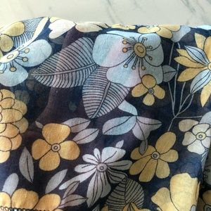H&M Accessories - Light fabric pattern scarfs 2 bundle H&M Accessories - Light fabric pattern scarfs 2 bundle